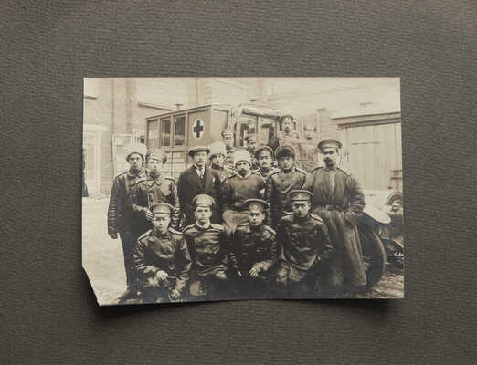 На передовые позиции. [Фотоальбом]. М.: Издание журнала «Автомобилист», 1910-е.